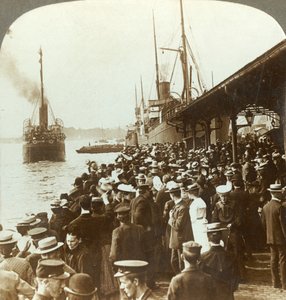 Lämnar gamla hem och vänner - vinkar emigranter till Amerika, Christiania, Norge, c1905. av Unbekannt