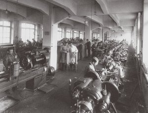 Linsbehandling vid Optical Mechanical Associations fabrik i Petersburg, 1916 av Unbekannt