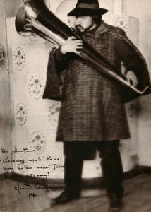 Leonid Andreyev, rysk författare, spelar ett musikinstrument, c1900 av Unbekannt