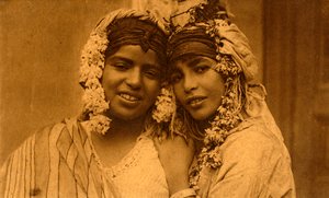 Flickvänner, c1918-c1939. av Unbekannt
