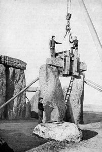 Lyftande av en imposter vid Stonehenge, 1901, c1920 av Unbekannt