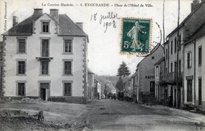 Limousin, Correze (19), Eygurande: utsikt över Place de l