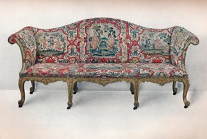 Lång stoppad soffa: Serpentinformad, snidad och förgylld, c1750 av Unbekannt