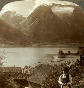 Ser från Hjelle över den tysta Strynnssjön till de branta glaciärerna på Skaalaberget, Norge, c1905. av Unbekannt