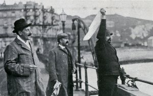 Louis Blériot på piren i Dover efter sin flygning över Engelska kanalen, 25 juli 1909 av Unbekannt