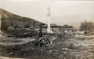 Macedoine, Grekland: en man på en åsna framför en minaret - Vykort 1914-1918 av Unbekannt