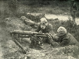 Machine Gunners in Action som bär sina gashjälmar, 1919. av Unbekannt