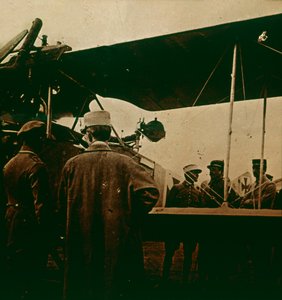 Maskingevär monterat på ett biplan, avgassystem mot toppen, c1914-c1918 av Unbekannt
