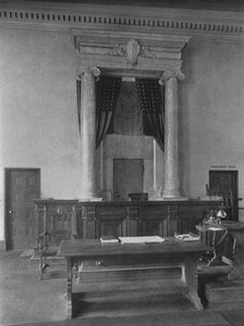 Domares skrivbord i rättssalen, Third District Court, New York City, 1924 av Unbekannt
