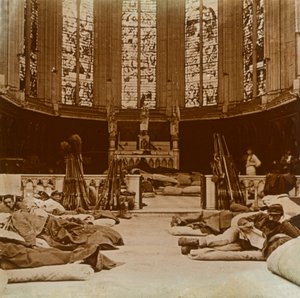 Provisorisk baracker i en kyrka, Marne, norra Frankrike, 1914. av Unbekannt