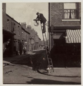 Man som rengör en gasgatlykta, c 1905 av Unbekannt