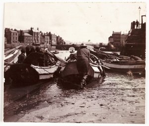 Man sjösätter en fiskebåt, Whitby Harbour, c 1901 av Unbekannt