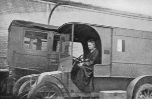 Marie Curie, polskfödd fransk fysiker, körde en bil omvandlad till en radiologisk enhet, 1914 av Unbekannt