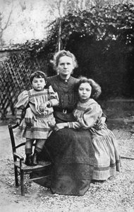 Marie Curie, polskfödd fransk fysiker, med sina döttrar Eve och Irene, 1908 av Unbekannt