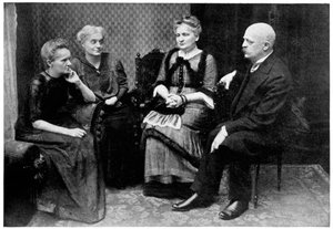 Marie Curie, polskfödd fransk fysiker med medlemmar av sin familj i Warszawa, Polen, 1912 av Unbekannt