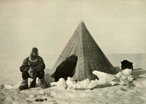 Marshall utanför ett tält, vid lägret, c1908, 1909. av Unbekannt