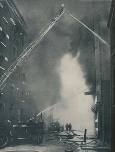 Massade styrkor av den moderna brandmannen ställde mot en stadsbränna, c1935 av Unbekannt