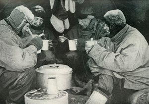 Medlemmar av Polarpartiet äter i lägret, c1911, 1913 av Unbekannt