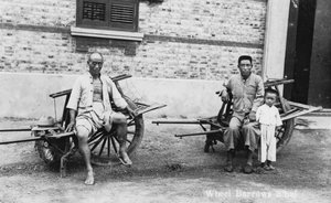 Män med skottkärror, Vietnam, 1900-talet av Unbekannt