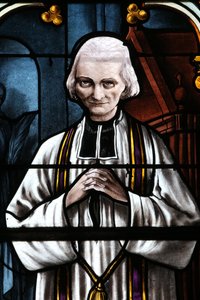 Mezilles kyrka. Fönster i målat glas. Saint John Mary Vianney. Cure of Ars. Frankrike - abbedin Jean Marie Vianney (Vianey, Viannay, Wien), känd som Cure d