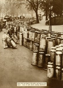 Mjölk kärnar i Hyde Park under generalstrejken, London, 1926, 1935. av Unbekannt
