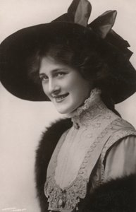 Miss Phyllis Dare, 1890-1975, c1930. av Unbekannt