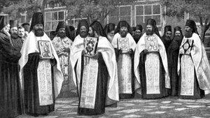 Munkar från den grekiska kyrkan som bär volymer av liturgin, Grekland, 1922 av Unbekannt
