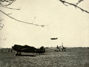 Morane 406 på Vassincourt Aerodrome med franska Curtiss Hawk och Hurricane, 1939-1940, 1941. av Unbekannt