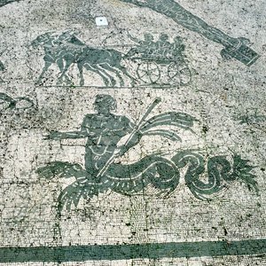 Mosaik, kärror dragna av mulor med resenärer, Cisarii. 1:a århundradet e.Kr av Unbekannt