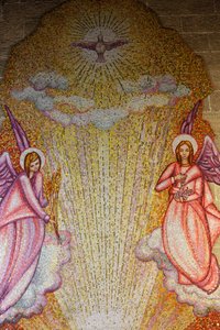 Mosaik i kyrkan Sacro Cuore di Gesu: änglar och helig spöke, Gallipoli, Italien av Unbekannt