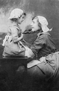 Mor och dotter, tidigt 1900-tal av Unbekannt