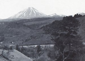 Mount Ngauruhoe, sent 1800-tidigt 1900-tal. av Unbekannt