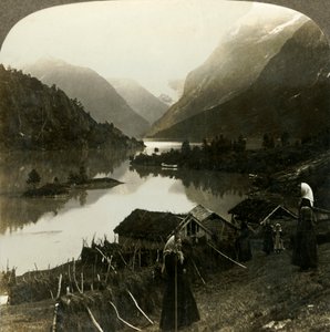 Bergväggiga Loen-sjön - oöverträffad i skönhet och storhet - från Seten gård, Norge, c1905. av Unbekannt