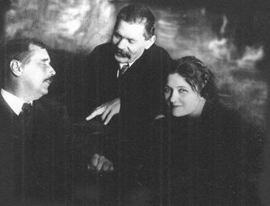 Moura Budberg med Herbert George Wells och Maxim Gorky i Petrograd, 1920 av Unbekannt