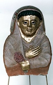 Mumiemask i stuckatur, Ptolemaic Dynasty av Unbekannt