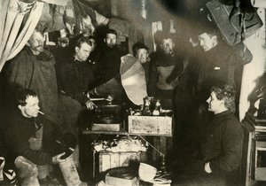 Musik i kojan, c1908, 1909. av Unbekannt