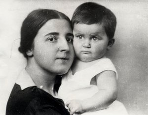 Nadezhda Alliluyeva, andra fru till Josef Stalin, och deras dotter Svetlana Alliluyeva, 1927 av Unbekannt