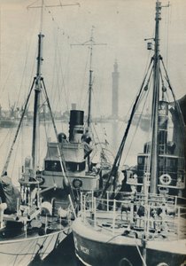 Naval Trawler, HMS Liffy vid sidan av ett Grimsby fiskefartyg i Grimsby Docks, 1937 av Unbekannt