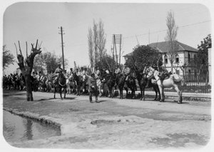 Officer inspekterar en beriden avdelning av den franska främlingslegionen, Syrien, 1900-talet av Unbekannt