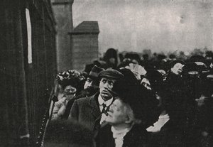 Officiellt meddelande om kung Edward VII:s död uppsatt utanför Buckingham Palace, maj 1910. av Unbekannt