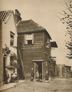 Gamla hus i Highgate från vars dörrar byborna såg bussarna passera., c1935. av Unbekannt
