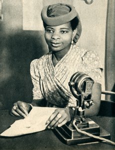 Omoba Adenrele Ademola, dotter till Alake från Abeokuta, Nigeria, ringer till Västafrika, 1942. av Unbekannt