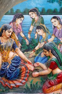 En dag när Radha gick för att möta Krishna, trampade hon på den tjocka barken av en mogen tamarindfrukt och den skar hennes fot. Detta gjorde att hon dröjde med att träffa Krishna; därför förbannade hon trädet att dess frukter inte skulle mogna. Vrindavan  av Unbekannt