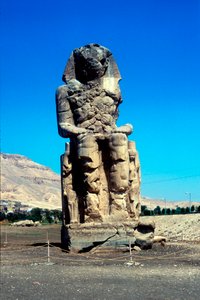 En av Memnons kolosser, nära Konungarnas dal, Egypten, 1300-talet f.Kr. av Unbekannt