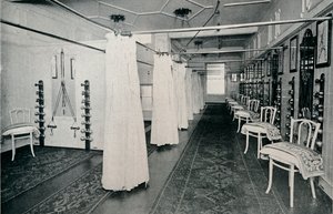 En av de rymliga motionssalarna, c1898 av Unbekannt