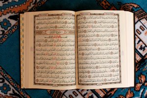 Öppna Kuran och bönematta, , Tunisien av Unbekannt