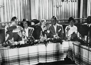 Öppnande av en restaurang av populära franska sångare, Paris, september 1941 av Unbekannt