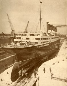 Översyn av en stor liner i en graving docka i Liverpool, c1930. av Unbekannt