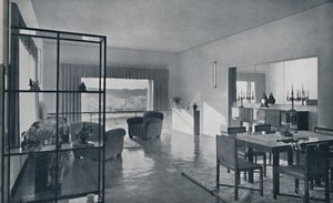 Paniconi och Pediconi. En matsal med ett stort fönster och gardiner designade för att rama in en vacker av Unbekannt