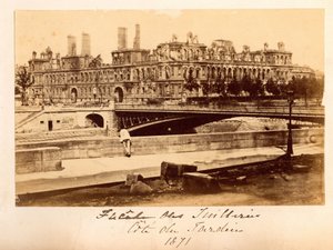 Paris Commune (1871): utsikt över bron Arcole och Hotel de Ville efter branden i maj 1871. Anonym fotografering. Skriv ut på kartong av Unbekannt